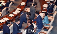[TF포토] 총리 따라 '줄줄이'...'자유한국당 찾은 장관들'