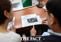 [TF포토] 국민의당 기사 확인하는 이언주-오세정 의원