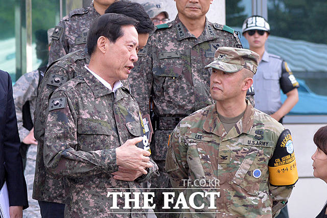 송영무 국방부 장관(왼쪽)과 유엔사 군정위 비서장 이승준 대령이 대화하고 있다.