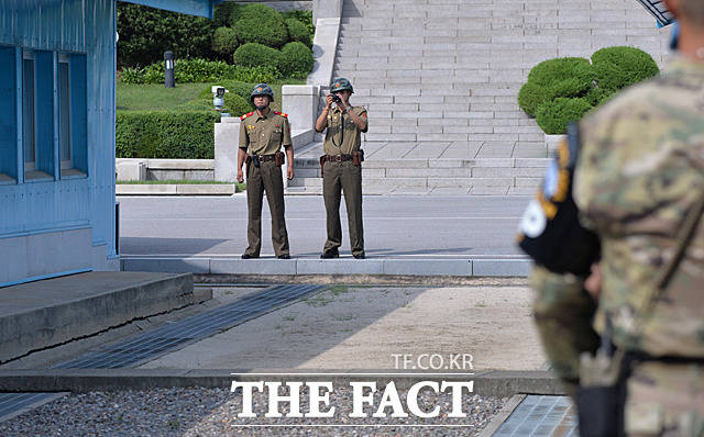 북한군들이 송영무 장관 일행을 촬영하고 있다.