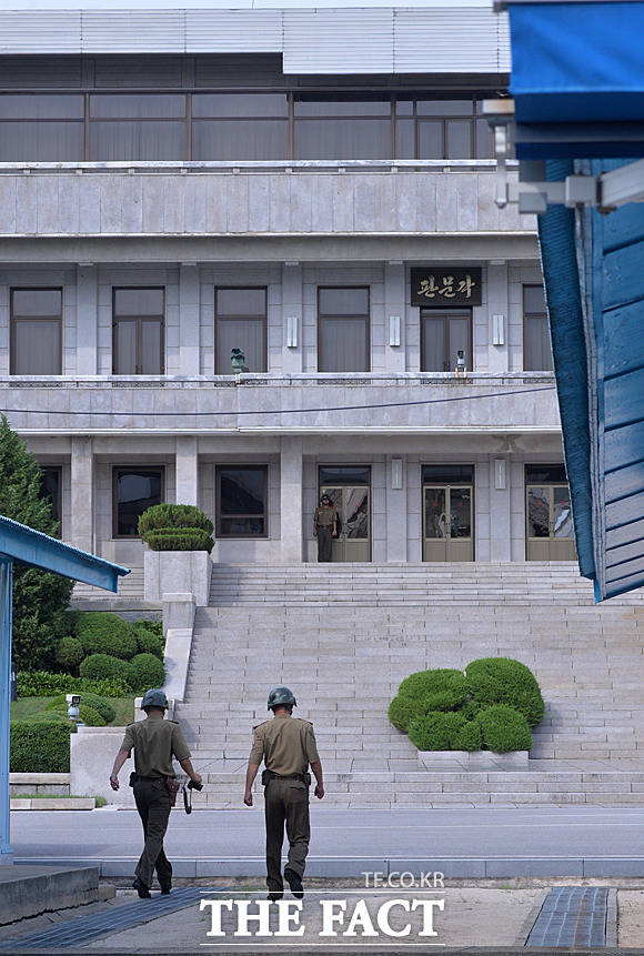 촬영을 마친 북한군들이 판문각으로 돌아가고 있다.