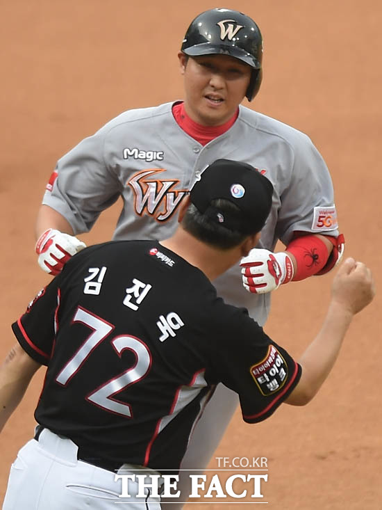 드림 올스타 최정이 연타석 홈런을 터뜨리고 김진욱 코치의 환영을 받고 있다.