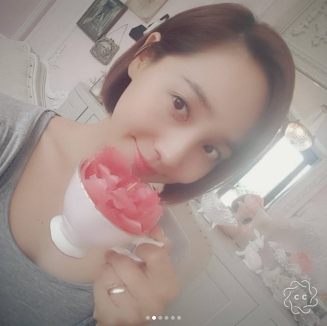 유진이 인스타그램에 커피 한잔의 여유를 즐기고 있는 사진을 올렸다./ 유진 인스타그램 캡처