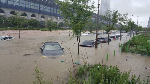 천안 물폭탄 직격, 산사태-침수 피해속출 16일 청주와 함께 천안도 물폭탄을 맞았다. 사진은 천안 아산역 부근. /독자 제공