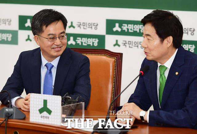 이용호(오른쪽) 국민의당 정책위의장은 16일 국회에서 기자간담회을 열어 이미 올해 본예산에 500억 원이 관련 비용으로 편성돼 있다면서 공무원 증원 추경에 반대하는 당의 입장을 분명히 했다. /배정한 기자