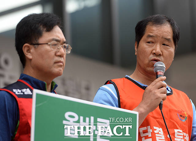김종웅 전국우체국노동조합 위원장(오른쪽)이 발언하고 있다.
