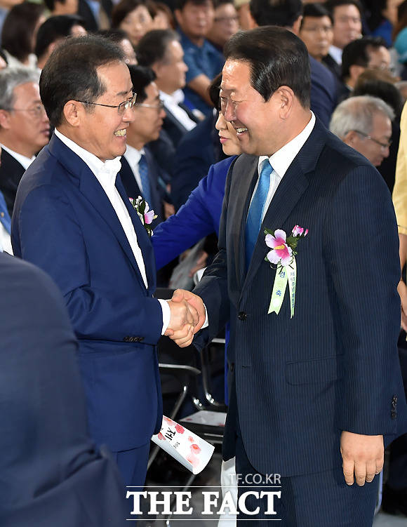 '악수도 모자라'