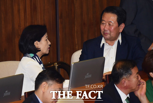 박주선 국민의당 비대위원장 찾은 추미애 더불어민주당 대표(왼쪽)