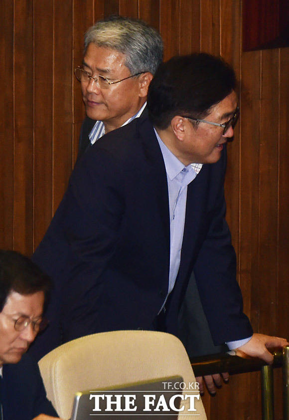 우원식 더불어민주당 원내대표를 그냥 지나치는 김동철 국민의당 원내대표(왼쪽)