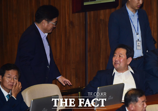 박주선 국민의당 비대위원장 찾은 우원식 더불어민주당 원내대표(왼쪽)