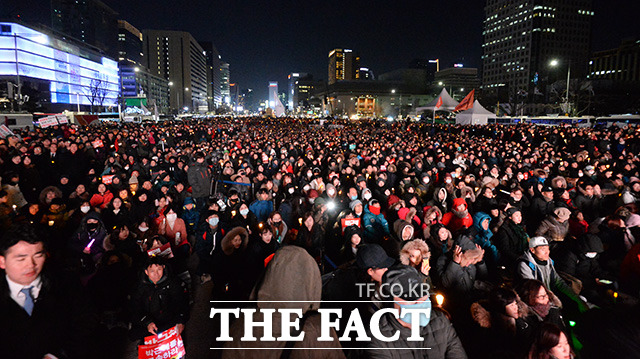 문재인 정부는 촛불 민주주의 실현으로 적폐청산을 이루겠다는 국정목표를 세웠다. 박근혜 대통령의 탄핵안이 가결된 가운데 7차 대규모 촛불집회가 지난해 12월 10일 오후 서울 광화문 일대에 열려 참가자들이 시위하고 있다./이덕인 기자