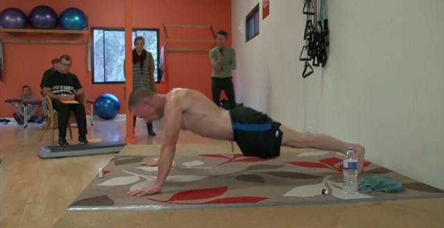 팔굽혀펴기 세계 신기록, 기네스 신기록 갈아치웠다 12일 미국 UPI통신은 칼튼 윌리엄스가 팔굽혀펴기 기네스 신기록을 갈았다고 보도했다. /기네스 월드 레코즈 유튜브 캡처