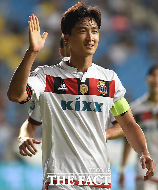 서울 곽태휘가 팀의 다섯번째골을 성공시키고 환호하고 있다.