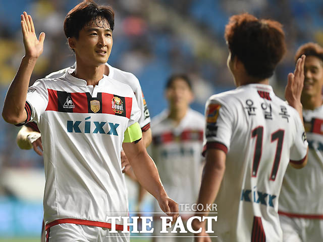 서울 곽태휘가 팀의 다섯번째골을 성공시키고 환호하고 있다.