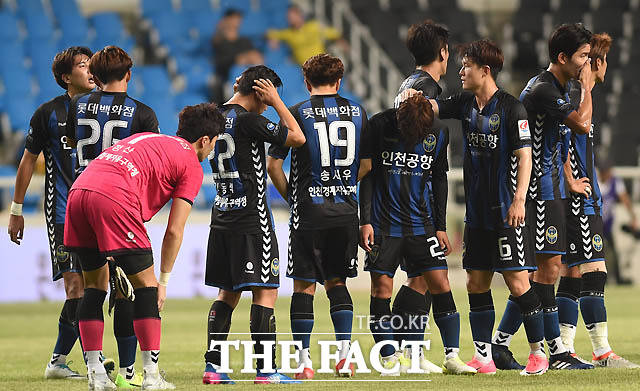 인천 선수들이 1-5로 패한 뒤 아쉬워하고 있다.