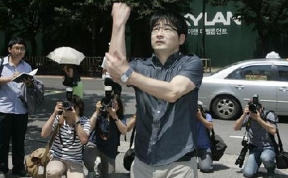 탁 행정관은 2011년 7월 MBC 소셜테이너(사회 참여 연예인) 출연 금지 방침을 비난하며 이에 삼보일퍽 퍼포먼스를 벌였다./신동욱 공화당 총재 트위터