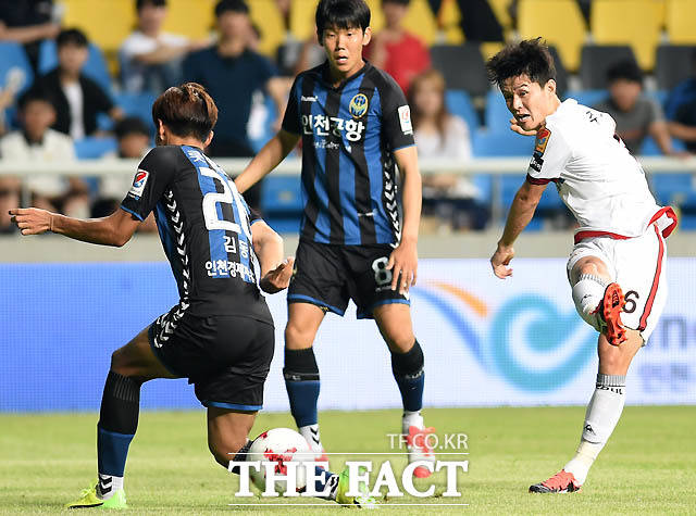 서울 주세종이 인천 문전에서 강력한 슛을 날리고 있다.