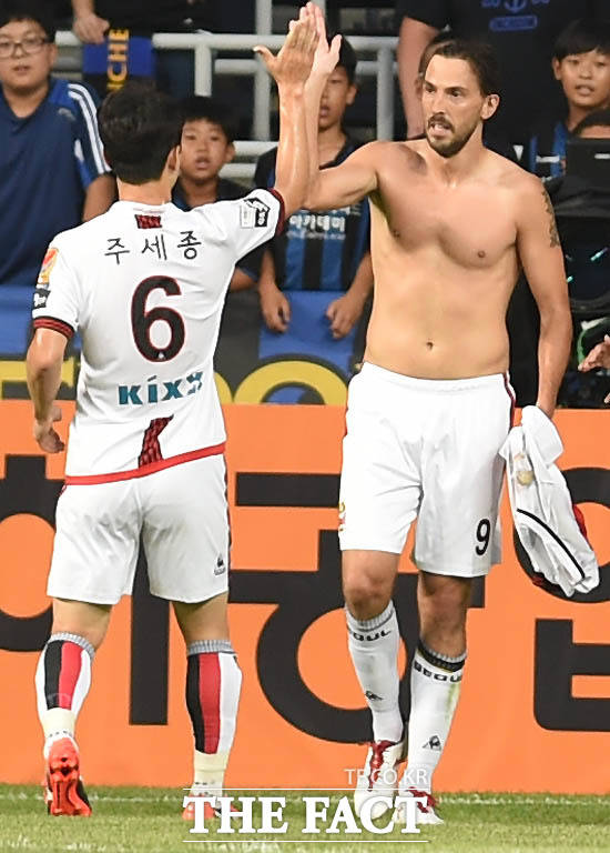 서울 데얀이 전반 팀의 두번째 골을 성공시킨 뒤 동료들과 기뻐하고 있다.