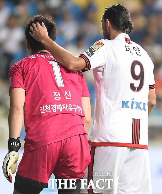 서울 데얀이 자신의 결정적인 슛을 막아낸 인천 골키퍼 정산의 머리를 쓰다듬어 주고 있다.