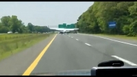  [TF영상] 미국 고속도로 경비행기 비상 착륙, 아찔한 순간!
