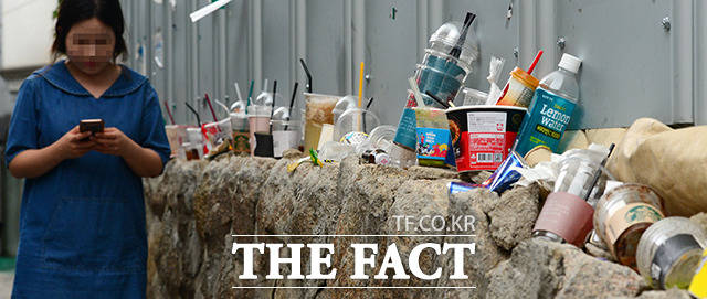 버려진 쓰레기, 버려진 양심 폭염이 이어지는 8월의 서울, 도심 곳곳에서 쓰레기들의 행렬을 목격할 수 있다./남용희 기자