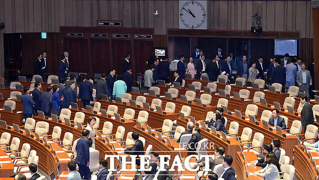 추경 표결 앞두고 퇴장하는 자유한국당 의원들