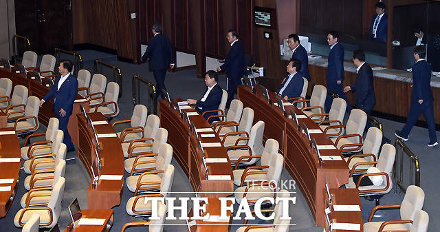 다시 들어서는 자유한국당 일부 의원들