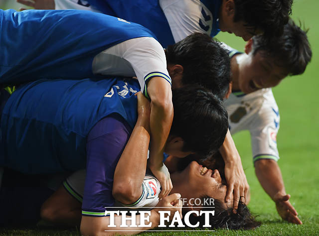 전북 이동국이 후반 팀 두번째골을 성공시킨 뒤 동료들과 포옹을 나누며 기뻐하고 있다.