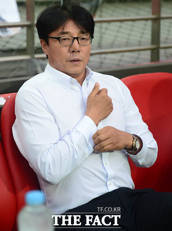 서울 황선홍 감독이 경기 전 그라운드를 바라보고 있다.