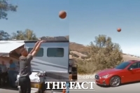  [영상] NBA 최고 슈터 커리의 '선 루프 샷' 묘기