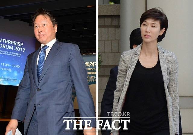 최태원 SK그룹 회장(왼쪽)이 지난 19일 아내 노소영 아트센터 나비 관장을 상대로 서울가정법원에 이혼 조정을 신청한 것으로 24일 확인됐다. /문병희 기자, 더팩트 DB