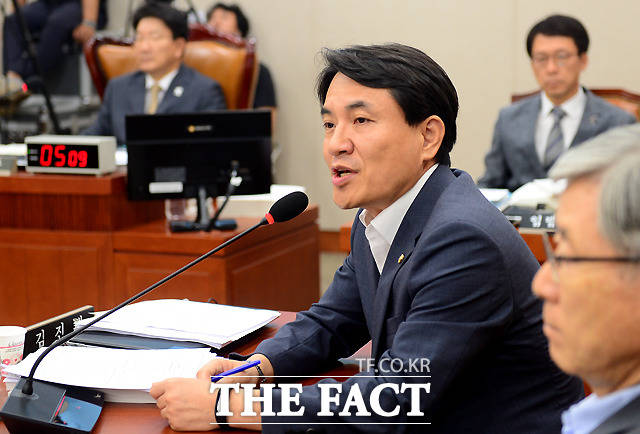 박근혜 전 대통령의 일주일 4번 재판이 과하다고 질의하는 김진태 의원