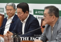 [TF포토] 김동철 원내대표, 쓴소리에 '찡그린 얼굴'