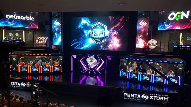 최근 서울 OGN e스타디움에서 열린 펜타스톰 프리미어 리그 현장. 사진 왼쪽에 갤럭시탭 S3 마크가 선명하게 보인다. /넷마블게임즈 제공