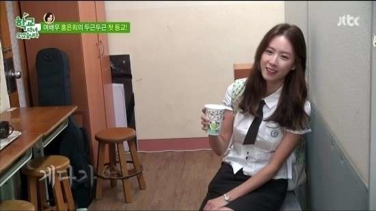 홍은희 교복 자태 눈길. 배우 홍은희의 나이를 가늠하기 어려운 동안 미모가 눈길을 끌고 있다. /JTBC 방송화면