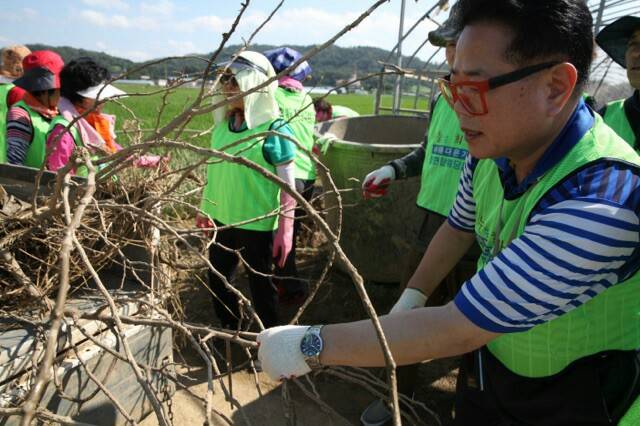 제 몸이 불편해도 땀흘리면 행복합니다.  개그맨 조정현은 26일 자신이 운영하고 있는 정현웨딩홀 직원 및 노래교실 회원 45명과 함께 최근 폭우로 침수된 청주 지역 수해지역을 방문해 도로 하천 등의 쓰레기 수거작업에 힘을 보탰다. /정현웨딩홀 제공