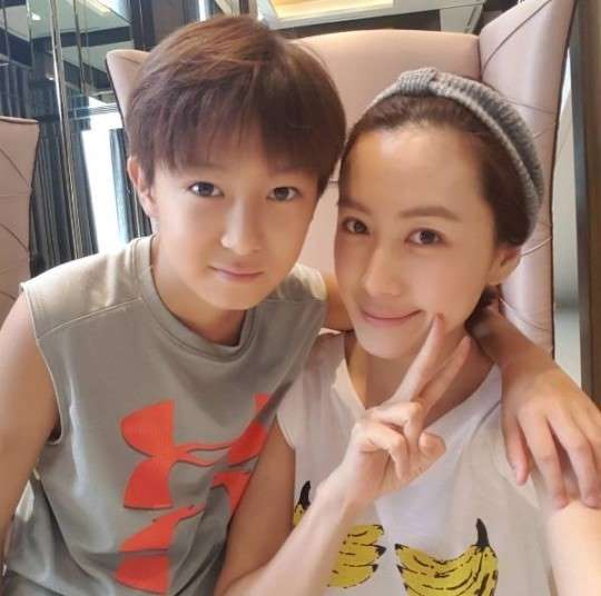 배우 홍은희(오른쪽)가 아들 동우 군과 셀카를 찍으며 브이(V) 포즈를 취하고 있다. /홍은희 SNS