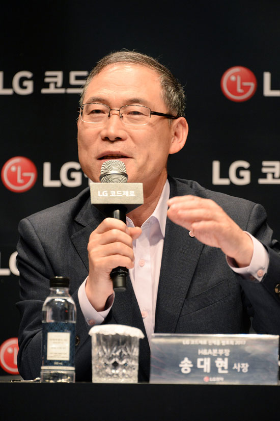 30일 업계에 따르면 LG전자의 무선 청소기 코드제로 A9이 최단 기간에 국내 판매량 1만대를 넘어섰다. 사진은 송대현 LG전자 H&A사업본부장(사장). /LG전자 제공