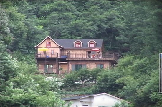누드펜션 논란 격화. 충북 제천의 한 시골 마을에서 누드펜션을 두고 마을 주민과 누드족 사이에 갈등이 심화되고 있다. /tvN 화성인바이러스 2009년 방송분.