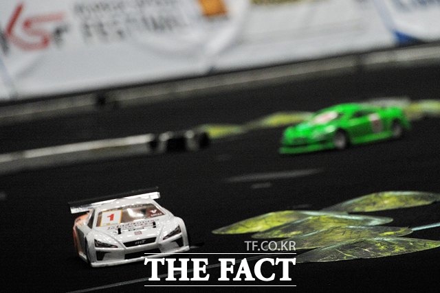 코리아스피드페스티벌 1/10 온로드 전동 투어링 챔피언십 21.5T 클래스 결승에서 우승을 차지한 임일균 선수 RC카가 레이스를 펼치고 있다. / 진영석 기자