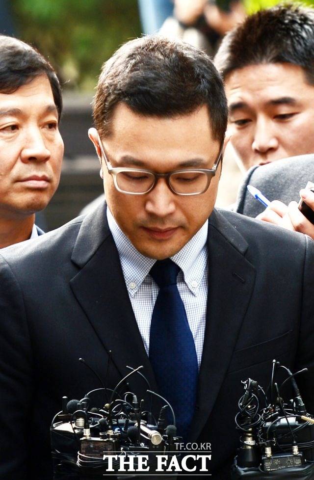 이시형 vs KBS. 이명박 전 대통령 아들 이시형 씨가 마약사건에 연루됐다고 26일 KBS가 보도한 가운데 이시형 씨가 이를 27일 전면 부인했다. /더팩트DB