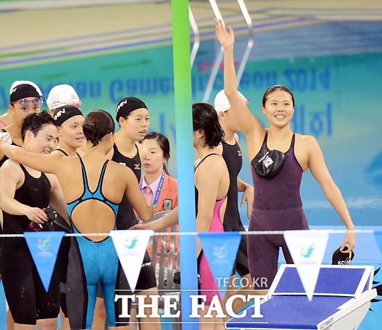 안세현 한국 신기록! 안세현(가장 오른쪽)이 헝가리 부다페스트에서 펼쳐진 세계선수권대회에서 여자 접영 200m 한국 신기록을 작성했다. 2014년 인천 아시아 경기대회 여자 단체 혼영 400m 결선에서 은메달을 따낸 뒤 손을 흔드는 안세현. /더팩트 DB