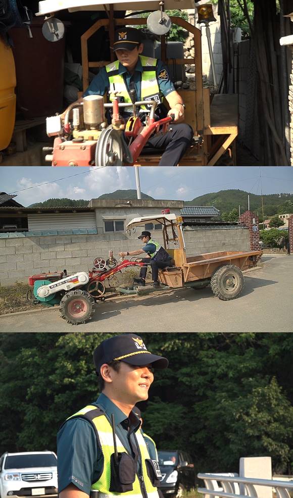 시골경찰 최민용이 경운기 대리운전(?)에 성공해 눈길을 끌었다. /MBC플러스 제공