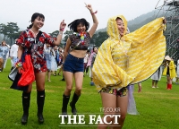 [TF포토] 비가 오면 어때~ '록페스티벌 즐기는 청춘들'