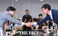 [TF포토] 프랜차이즈협회장과 인사 나누는 김상조 위원장