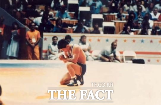 1984년 LA올림픽에서 금메달을 따낸 뒤 감격해 하는 김원기.