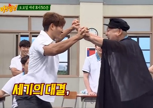 아는형님 김종국vs강호동 누가 웃나. 김종국과 강호동이 29일 오후 방송되는 JTBC 예능프로그램 아는형님에서 뜨거운 신경전을 펼친다. /JTBC 아는형님 캡처