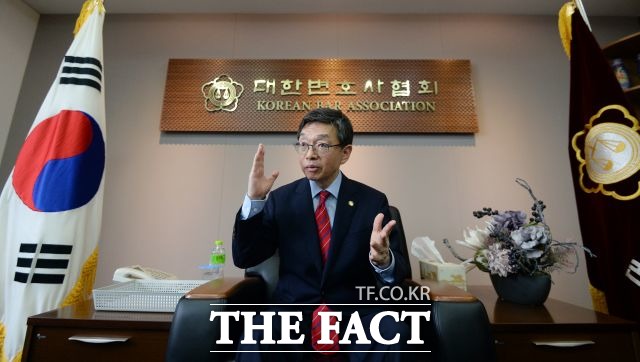 사법시험의 문제점에 대해 설명하고 있는 김현 대한변호사협회 회장. /임영무 기자
