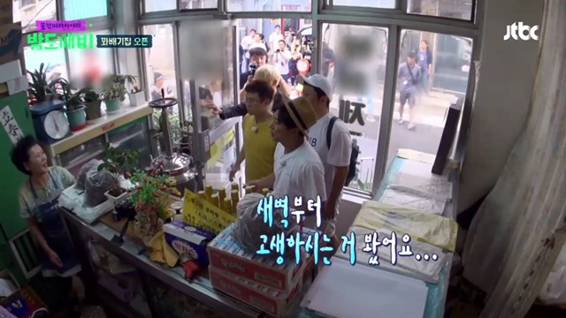 밤도꺠비 무난한 출발, 맛집 1등 맛보기 위해 날 샜다 30일 방송된 JTBC 밤도깨비가 새로운 유형의 예능프로그램으로 시청자의 이목을 집중시켰다. /JTBC밤도깨비 방송 캡처
