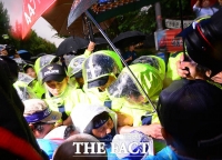 [TF포토] '화난' 성주주민 청와대 앞에서 경찰과 대치